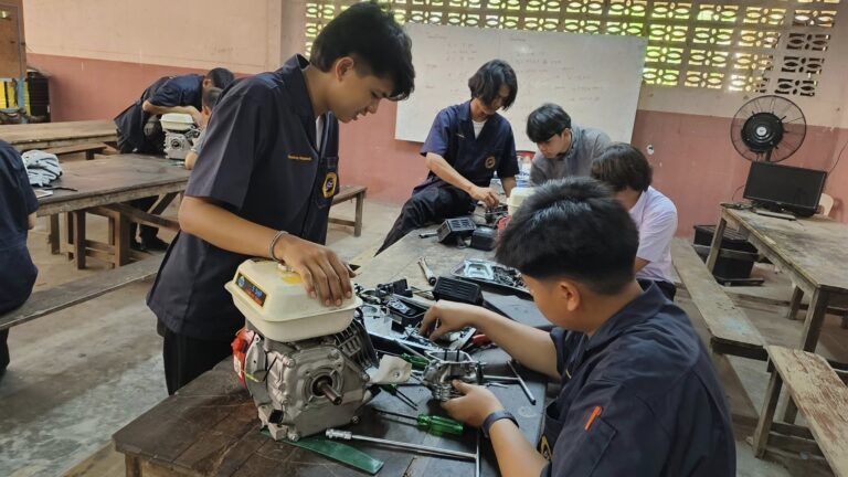 แผนกช่างยนต์ เรียนรู้เกี่ยวกับการ ถอดและประกอบ ฝาสูบ และปรับตั้งระยะห่างวาล์ว เครื่องยนต์เล็กแก๊สโซลีน