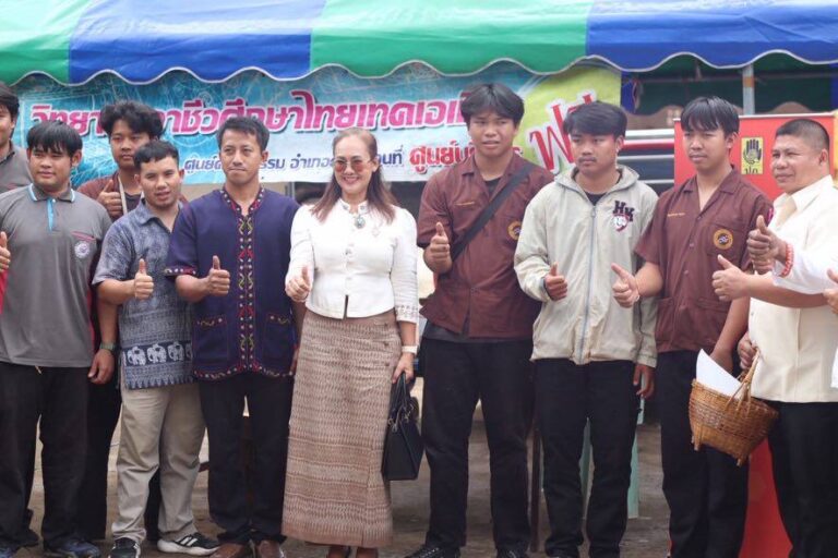 โครงการศูนย์ดำรงธรรมอำเภอยิ้มเคลื่อนที่ ภายใต้โครงการอาชีวะ จิตอาสา เพื่อให้บริการประชาชน